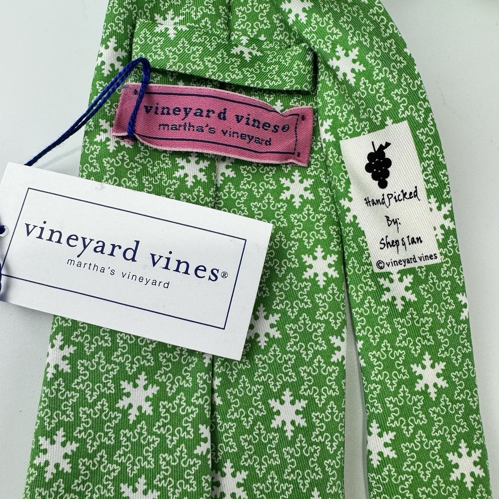 Vineyard Vines Mens Green Snowflake Silk Tie Holiday Winter 1T0911-315 NEW - Picture 6 of 7